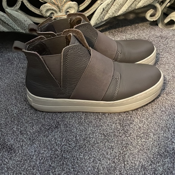 J slides size 7 gentle worn tan very comfortable - Picture 3 of 4